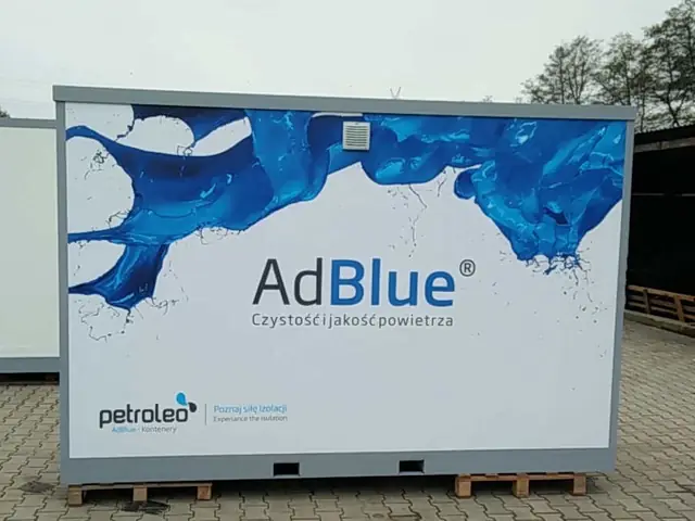 Kontener AdBlue w barwach Petroleo przed wysyłką