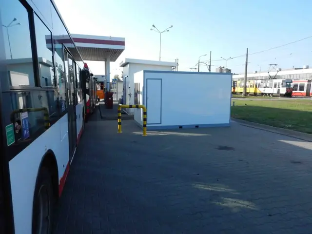Kontener AdBlue przy tankowaniu autobusów