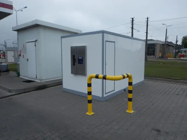 Kontener AdBlue z terminalem, osłonięty barierą