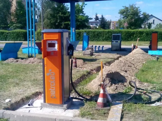 Montaż dystrybutora, trwają prace ziemne