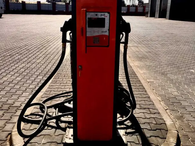 Dystrybutor z dwoma wężami do tankowania