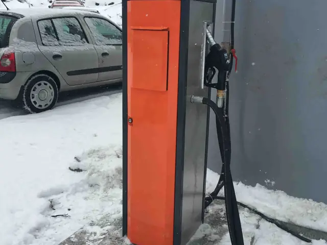 Dystrybutor przy ścianie budynku