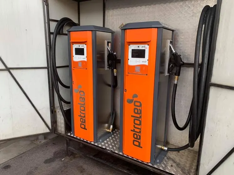 Dwa dystrybutory Petroleo z terminalami pod wiatą