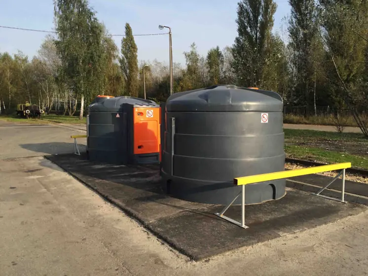 Dwa zbiorniki dwupłaszczowe na utwardzonym placu z barierką