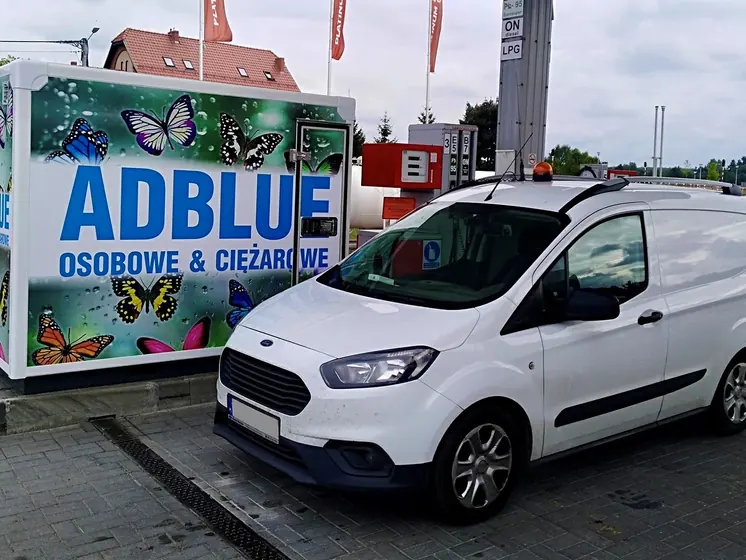 Oklejony kontener AdBlue na stacji paliw